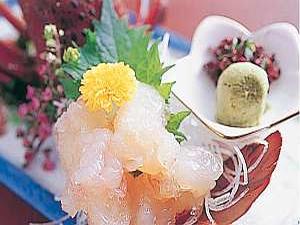 ぷりっぷりに身がしまった伊勢エビのお造り