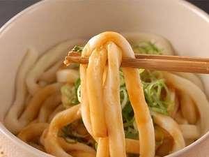 もちもちの極太麺と出汁の効いた甘目のタレで食べる伊勢うどん