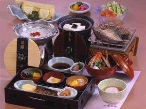 温泉を使った名物料理（温泉粥や温泉卵）、目の前で焼く魚の干物など充実の和朝食