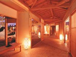 温泉棟「風待ちの港」へ続く回廊