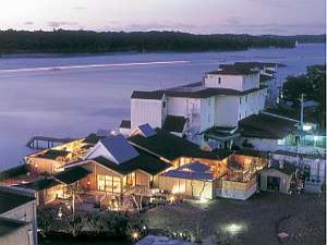 自家源泉を持つ温泉棟「風待ちの港」