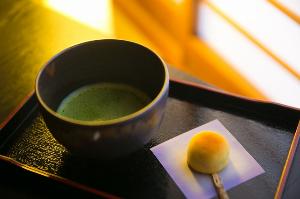 ご到着後は旅の疲れをホッと癒すお抹茶と当館オリジナルの和菓子をどうぞ。