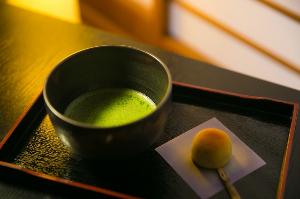 ご到着後は旅の疲れをホッと癒すお抹茶と当館オリジナルの和菓子をどうぞ。