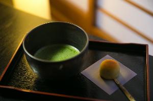 ご到着後は旅の疲れをホッと癒すお抹茶と当館オリジナルの和菓子をどうぞ。