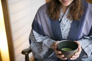 ご到着後は旅の疲れをホッと癒すお抹茶と当館オリジナルの和菓子をどうぞ。