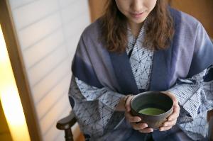 ご到着後は旅の疲れをホッと癒すお抹茶と当館オリジナルの和菓子をどうぞ。
