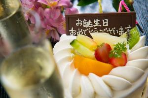 お誕生日おめでとうございます♪生クリームデコレーション2,160円よりご準備可能です。