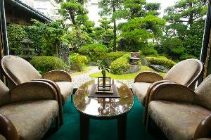 枯山水の庭園を臨むフロントロビー。外へ出て散策も出来ます。