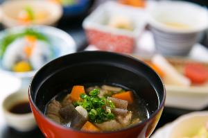 朝食でお出しする“さつま汁”