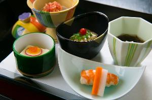 季節の和会席　会席の始めを彩る前菜。