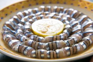 鹿児島の特産“きびなごの刺身”