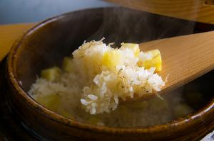 【鹿児島グルメプラン〜プレミアム〜】の中の一品“季節の釜飯”。