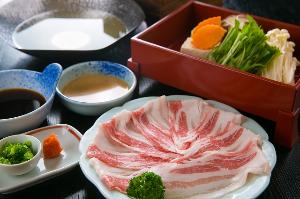 鹿児島と言えば黒豚！当館ではヘルシーなしゃぶしゃぶでお召し上がり頂きます。