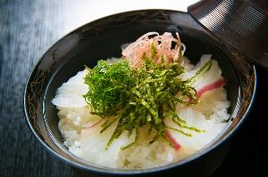 錦江湾で獲れた新鮮な鯛を鹿児島県産のひのひかり米にのせ、胡麻だれを絡めて頂く「鯛の胡麻たれ丼」。