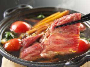 【黒毛和牛の芋けんぴすき焼き】今年イチ押しの逸品！甘～い芋けんぴとトマトすき焼きのハーモニーが絶妙