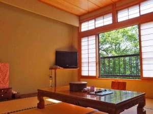 客室一例   緑に囲まれた純和風のお部屋でごゆっくりおくつろぎください。