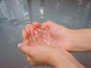 温泉一例  湯の花たっぷりの上質な湯。浴室内も温泉成分で黒くなっていますが決して汚れではありません