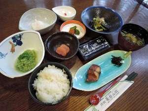 朝食一例  山の幸をメインに、体にやさしい和定食をお出しします。
