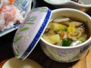 夕食一例   山の幸がたっぷりごろごろ。季節の「あんかけ茶碗蒸し」。