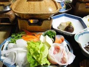夕食一例 「虹の豚のしゃぶしゃぶ」。きめ細かく柔らかな肉質と脂身の甘みがとても美味しいと評判です。