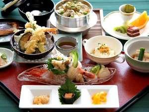 大人気の浦河産ツブ貝の釜飯を中心とした和食膳。季節によりメニューが変わります。