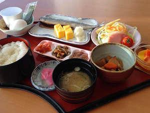 朝食セットメニュー一例。朝からモリモリいっぱい食べて元気ハツラツ♪