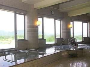 日高山脈を望む展望風呂♪ジャグジー風呂や、薬湯風呂、寝湯、打たせ湯、サウナ。旅の疲れを癒そう！