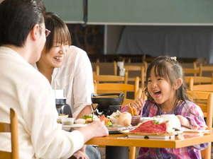 敷地内の遊具で思いっきり遊び、お腹ぺこぺこになったところで楽しいお食事♪