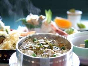 大人気の浦河産ツブ貝を使用したあつあつ釜飯！ツブと昆布のいい出汁が出ています！