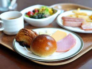 朝食はブッフェスタイル。お好きなものだけをお好きなだけ。（写真はイメージ）