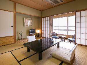【錦帯橋側　和室】窓辺から錦川と錦帯橋を眺めてお過ごしください。