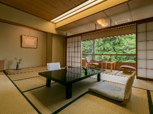 【山側　和室】山に囲まれ落ち着きのある空間のお部屋でごゆっくりとお過しください。