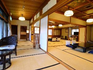 【もみじ山荘】和室３間続きでとても広いお部屋です。三世代のでのご利用に人気があります。