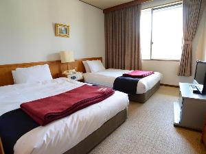 【和洋室】自慢の和室と洋風寝室（ツインベッドルーム）の組み合わせ。お部屋はゆったり広々しております。