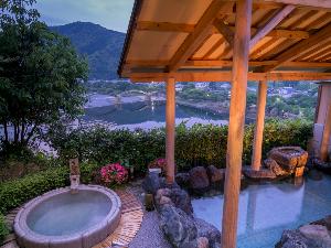 【朝霧の湯】［露天風呂］ 夜の幻想的な雰囲気とは違い、穏やかな朝の風景を眺めつつ楽しむ湯もおススメ♪