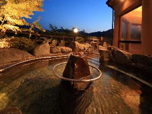 【夕霧の湯】［露天風呂］ 水圧がダイエットに良いとブームになりつつある『立湯』もございます。