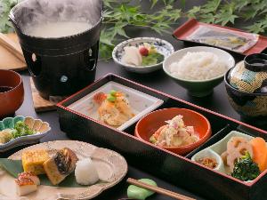 【ご朝食一例】具だくさんのあたたかいお味噌汁に炊き立ての白ご飯、玉子焼き等の和定食をお食事処にてご用意いたします。