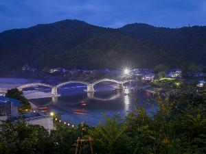 【庭園露天風呂　いつつばしの里】朝霧の湯から眺める錦帯橋