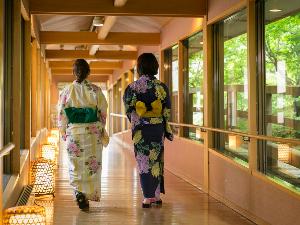【温泉小径（こみち）】浴衣を着て、庭園露天風呂へ行かれるのもいいですよ。