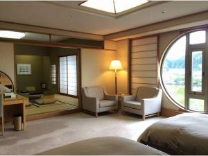 ※８５平米　縦195ｃｍ×横120ｃｍのツインベット洋間と和室12.5畳の二間のお部屋です。