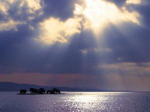 雲の隙間から差し込む光の柱。幻想的な一瞬が観れるのも、たくさんの雲が出る地だからこそです！