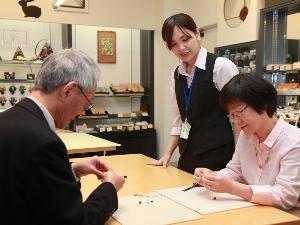 勾玉の里伝承館では、アクセサリー作り体験ができます。初めての方でも安心★係の方が傍で丁寧に作り方を教えてくれます。