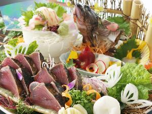土佐湾の幸を豪快に盛り込んだ皿鉢料理