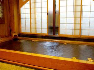 ■大浴場■浴槽素材の最高峰、高野槇をふんだんに使用したお風呂。上品な槙の香りに包まれてリラックス。
