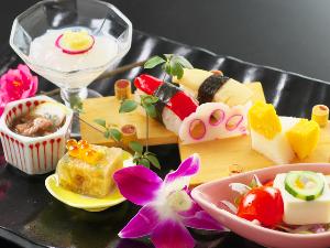 【前菜】ノレソレ、仁淀川豆腐え、カツオ野菜寄せ、もずく酒盗和え、田舎寿司など土佐食材を彩りキレイに♪