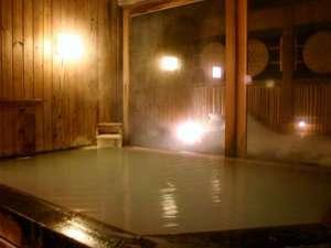 湯の花たっぷり！源泉かけ流しのにごり湯