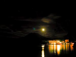 ◆夜の阿寒湖とホテル外観