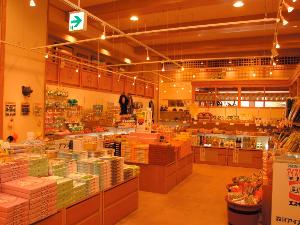 ◆ロビーにある、おみやげ処「夢小路」。宅配便受付も行っています。たくさん買っちゃっても安心！