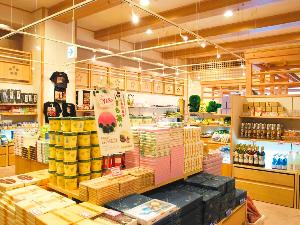 ◆おみやげ処「夢小路」～宅配便受付も行っています。たくさん買っちゃっても安心！