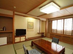 ◆湖側和室12.5畳。季節や時間帯で表情を変える阿寒湖をひとり占め。